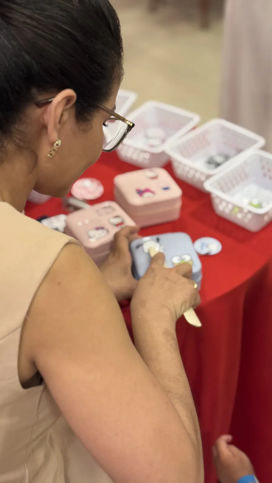 Aplicação de patches termocolantes em porta-joias na festa