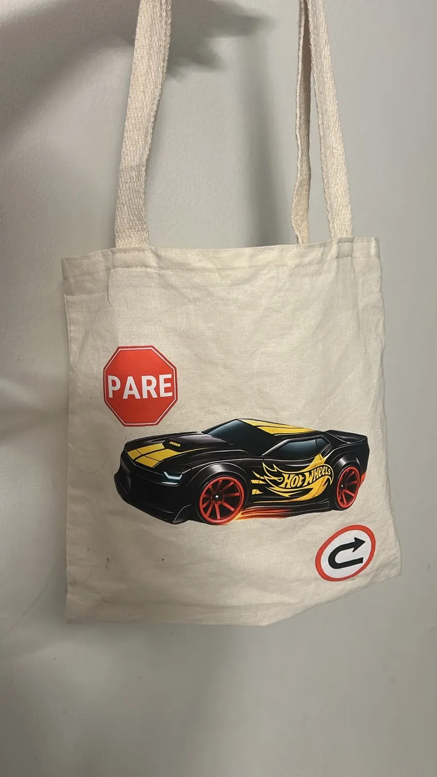 Ecobag tema Hot Wheels personalizada ao vivo pelo convidado
