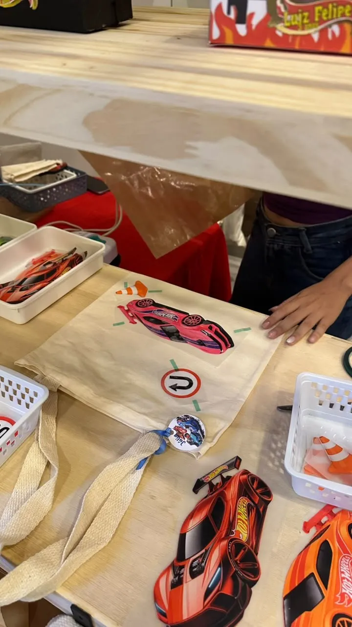 Ecobags sendo personalizadas ao vivo em festa tema Hot Wheels