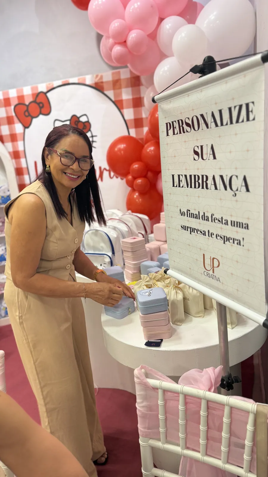 Estação de Personalizado ao vivo da UP Criativa montada em festa infantil