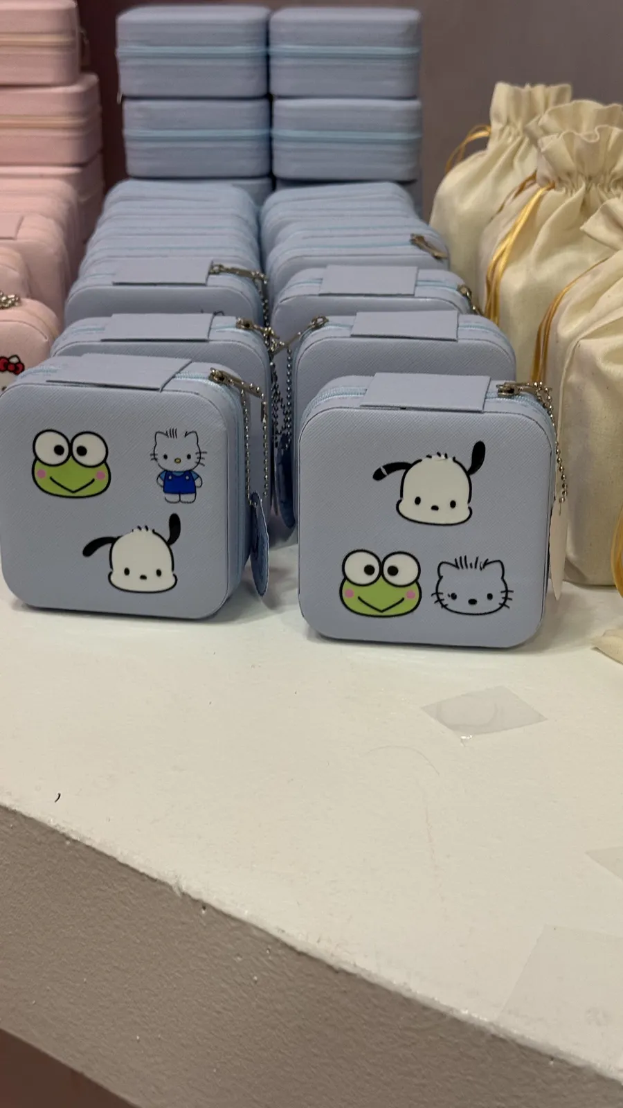 Porta-joias personalizados ao vivo com patches de personagens