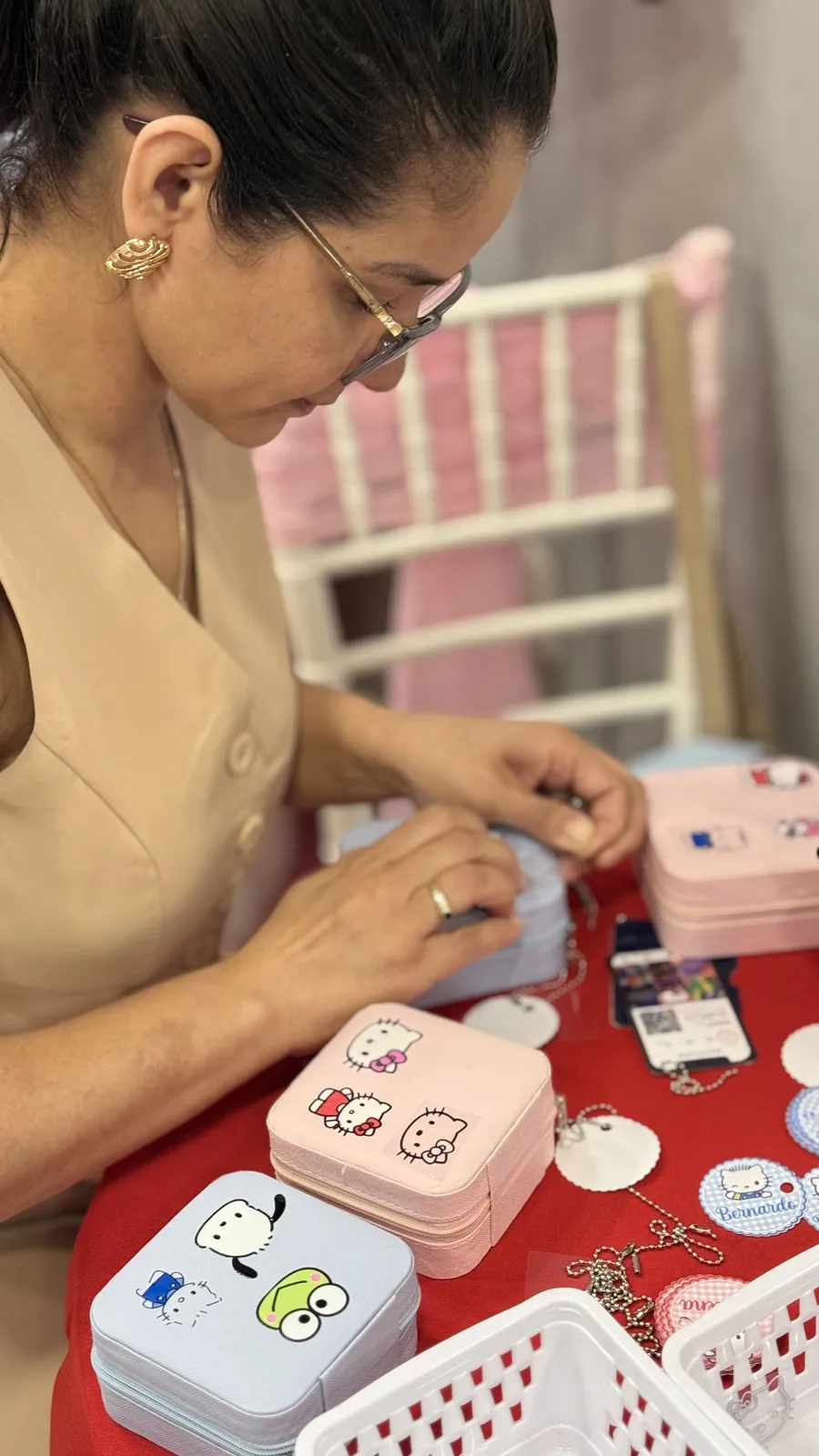 Porta-joias recebendo patches termocolantes ao vivo durante a festa